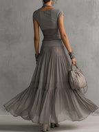 Conjunto de blusa gris con paneles de encaje y falda larga plisada